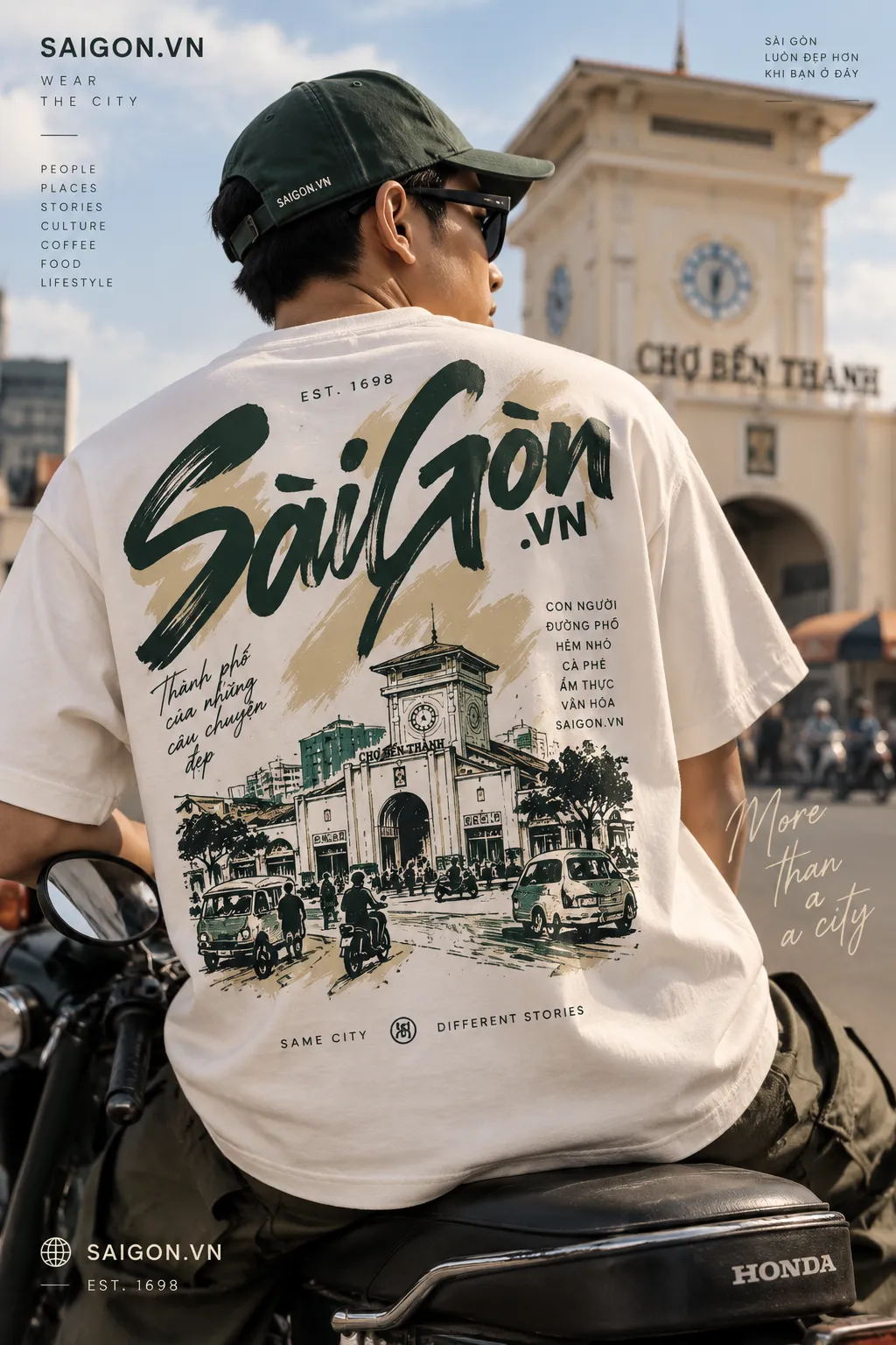Mẫu áo thun Sai Gon.vn mặt sau trên xe máy cạnh Chợ Bến Thành